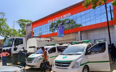 Le Maire de la commune de Mbour, Cheikh Issa SALL, a remis les clés de deux ambulances médicalisées au Médecin-chef du district sanitaire.