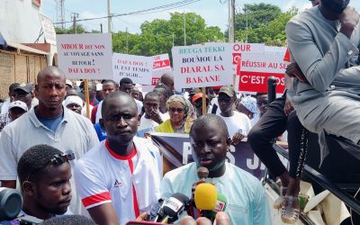 Lutte contre l’immigration irrégulière : le maire Cheikh Issa SALL a pris part à la marche silencieuse organisée par la plateforme « DAFA DOY »